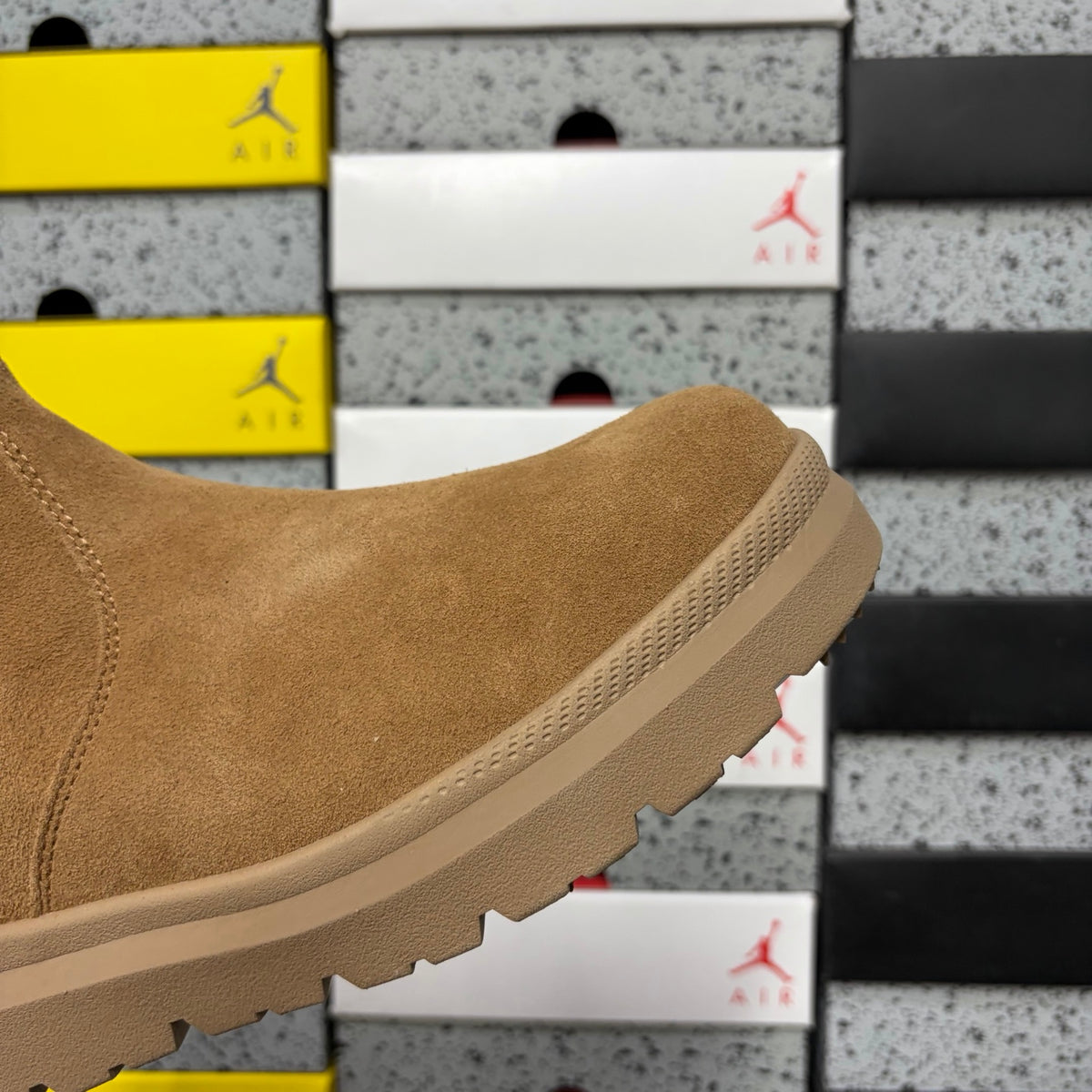UGG Chunky-Sole Chelsea Boots – Chestnut | 2050