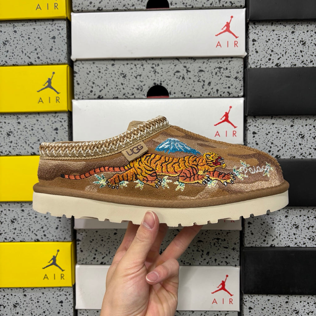 UGG Dragon & Tiger Embroidered Slip-On Shoes – Chestnut | 2553