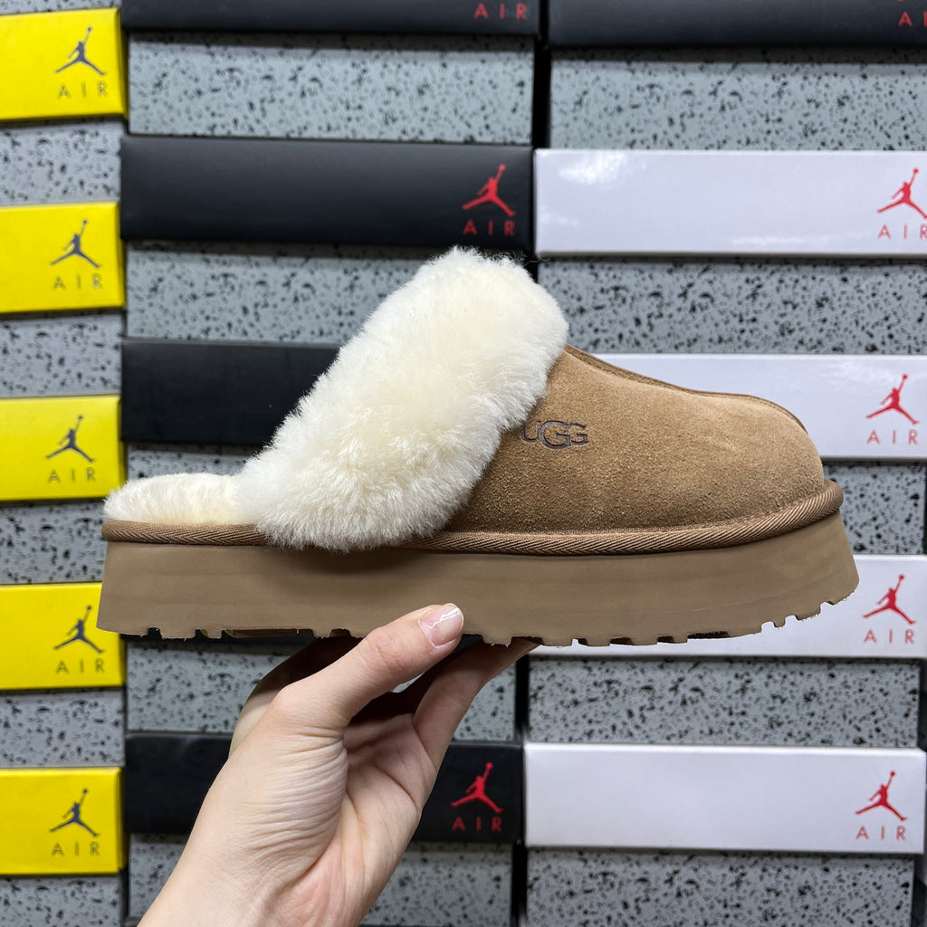UGG Platform Slippers – Chestnut & Cream
