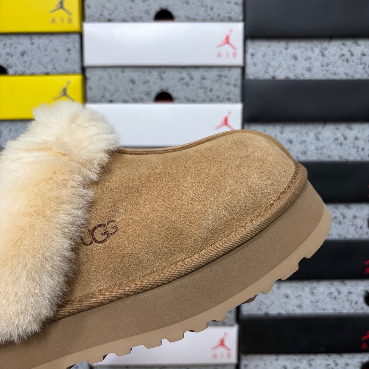 UGG Platform Slippers in Chestnut with Fluffy Collar – 3 cm
