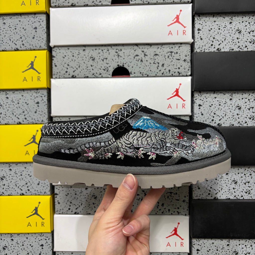 UGG Dragon & Tiger Embroidered Slip-On Shoes – Black | 2553