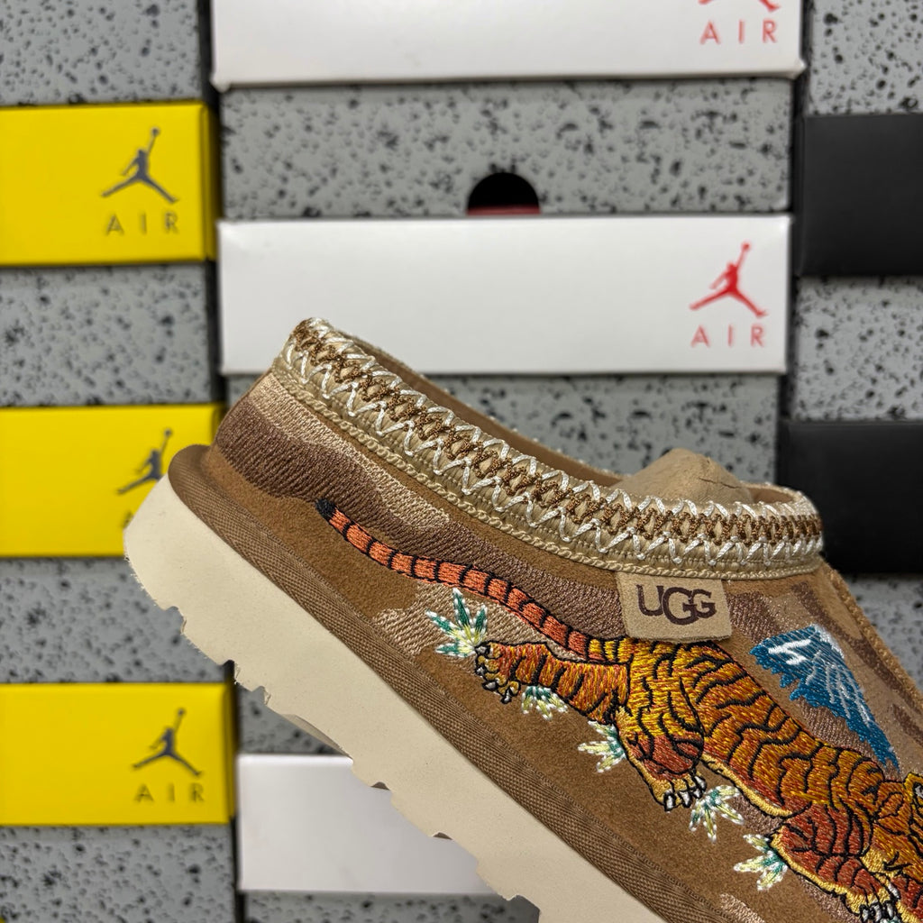 UGG Dragon & Tiger Embroidered Slip-On Shoes – Chestnut | 2553