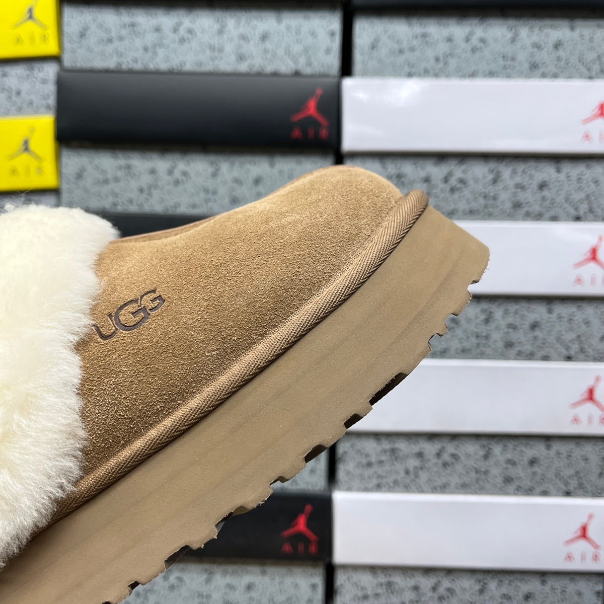 UGG Platform Slippers – Chestnut & Cream