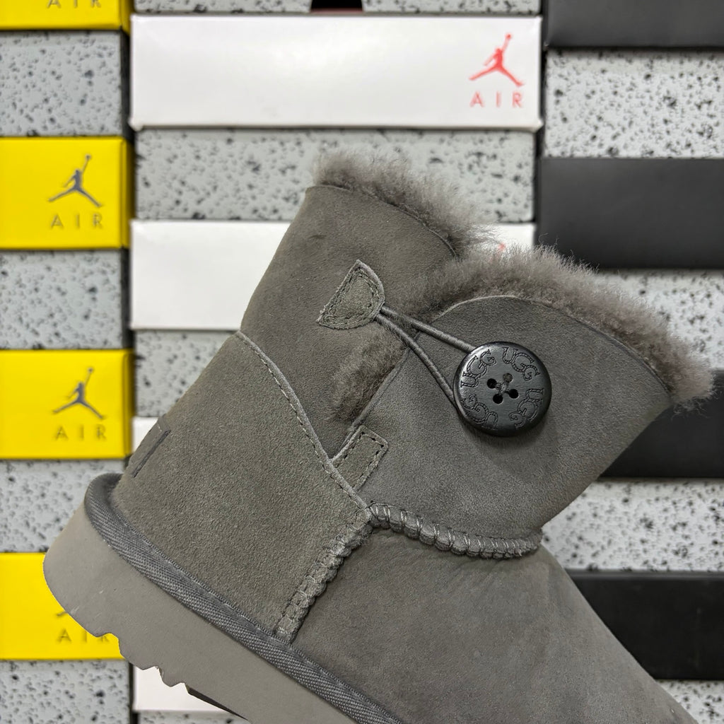 UGG Button-Detail Short Boots – Gray