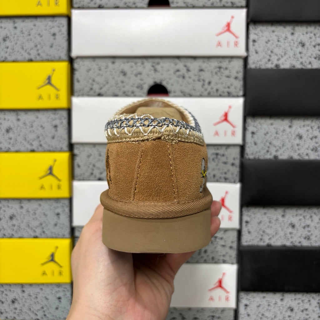 UGG Cartoon Embroidered Slip-On Shoes – Chestnut | 2553